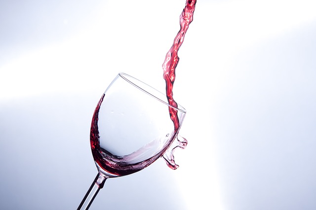 Пятно от красного вина - как отстирать, чем отмыть