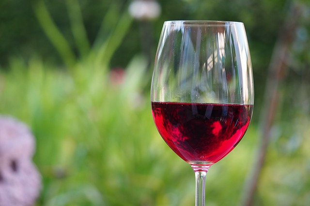 Пятно от красного вина - как отстирать, чем отмыть