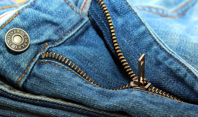 Чем и как покрасить джинсы в черный, синий и другие цвета